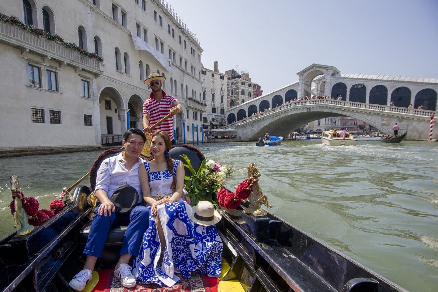 Discover the allure of romantic Venice through a unique one-hour portrait photoshoot session.