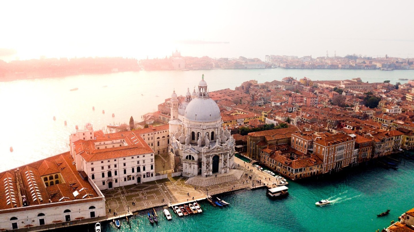 Uncover the vibrant colors of Venice in a 3-hour photo walk led by a seasoned photographer.