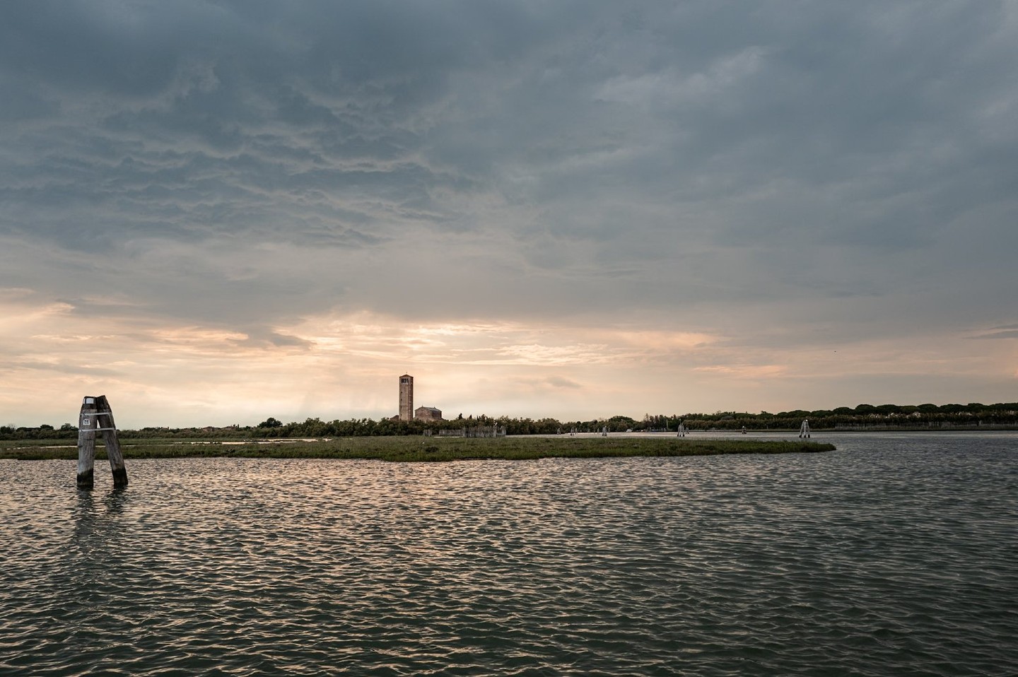 A sunset boat tourinvites you to savor the timeless beauty of Venice and its surrounding islands.