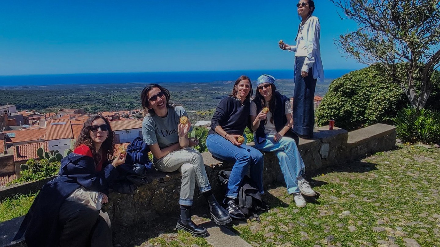 A sensory botanic walk and cyanotype experience in Sardinia, rich in tradition and natural beauty.