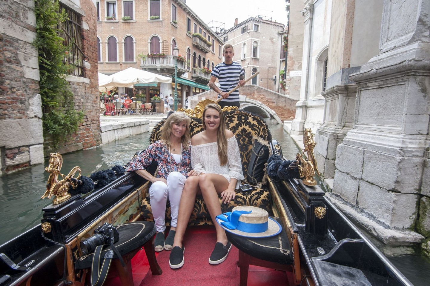 Discover the allure of romantic Venice through a unique one-hour portrait photoshoot session.