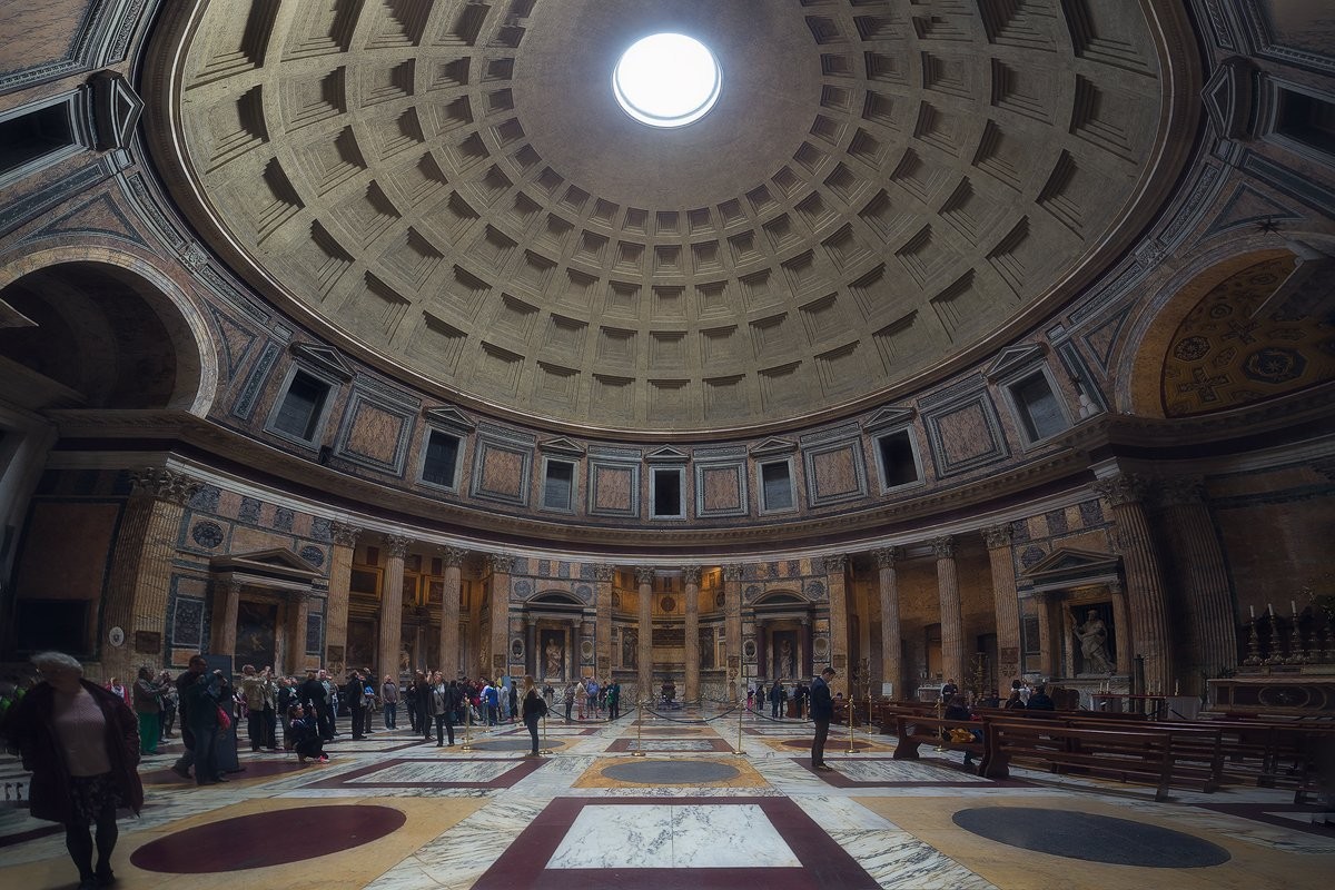 Evening Rome photographic walk with art, history, local food and Renaissance sites.