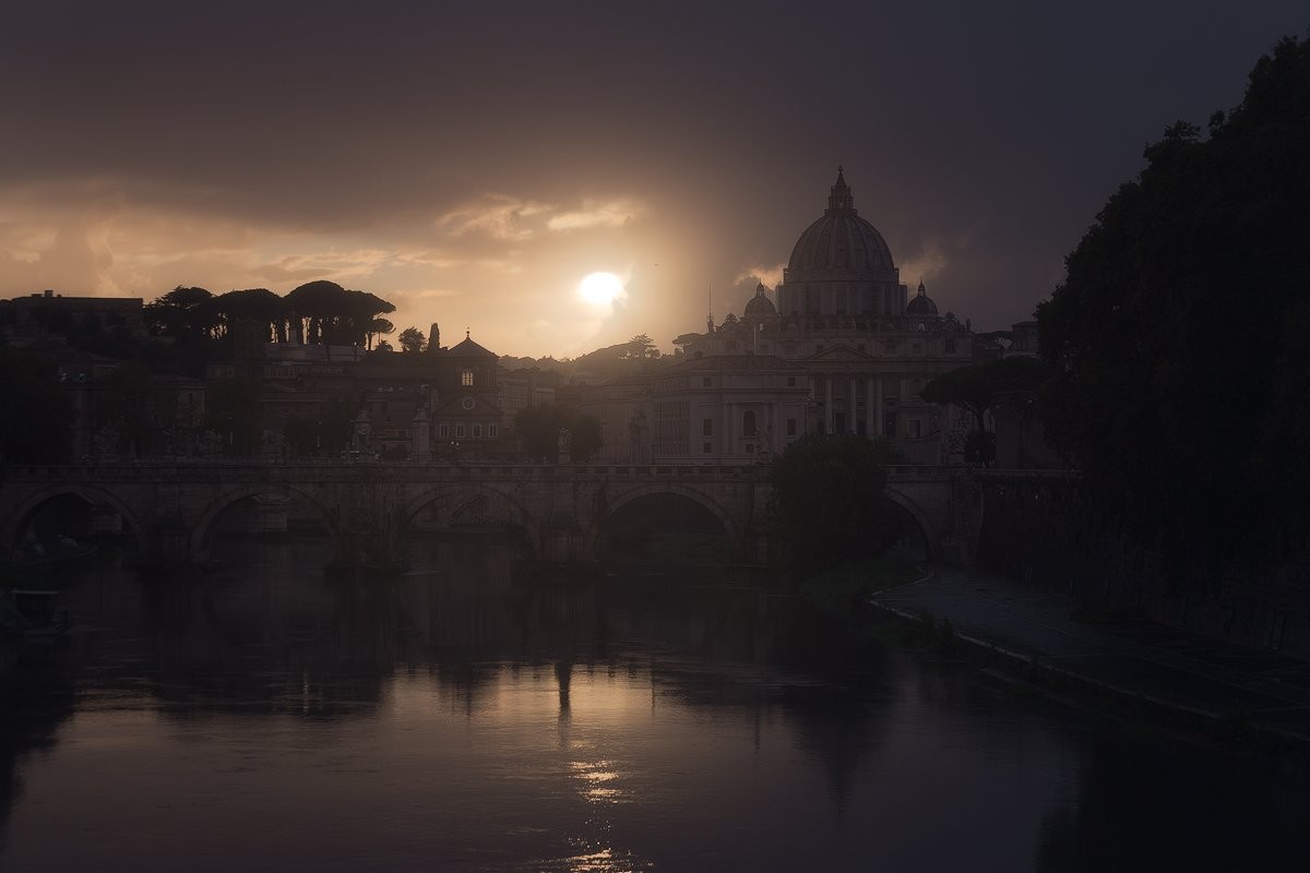 Discover Rome's beauty through a walking tour blending perspective, sketching, and photography.