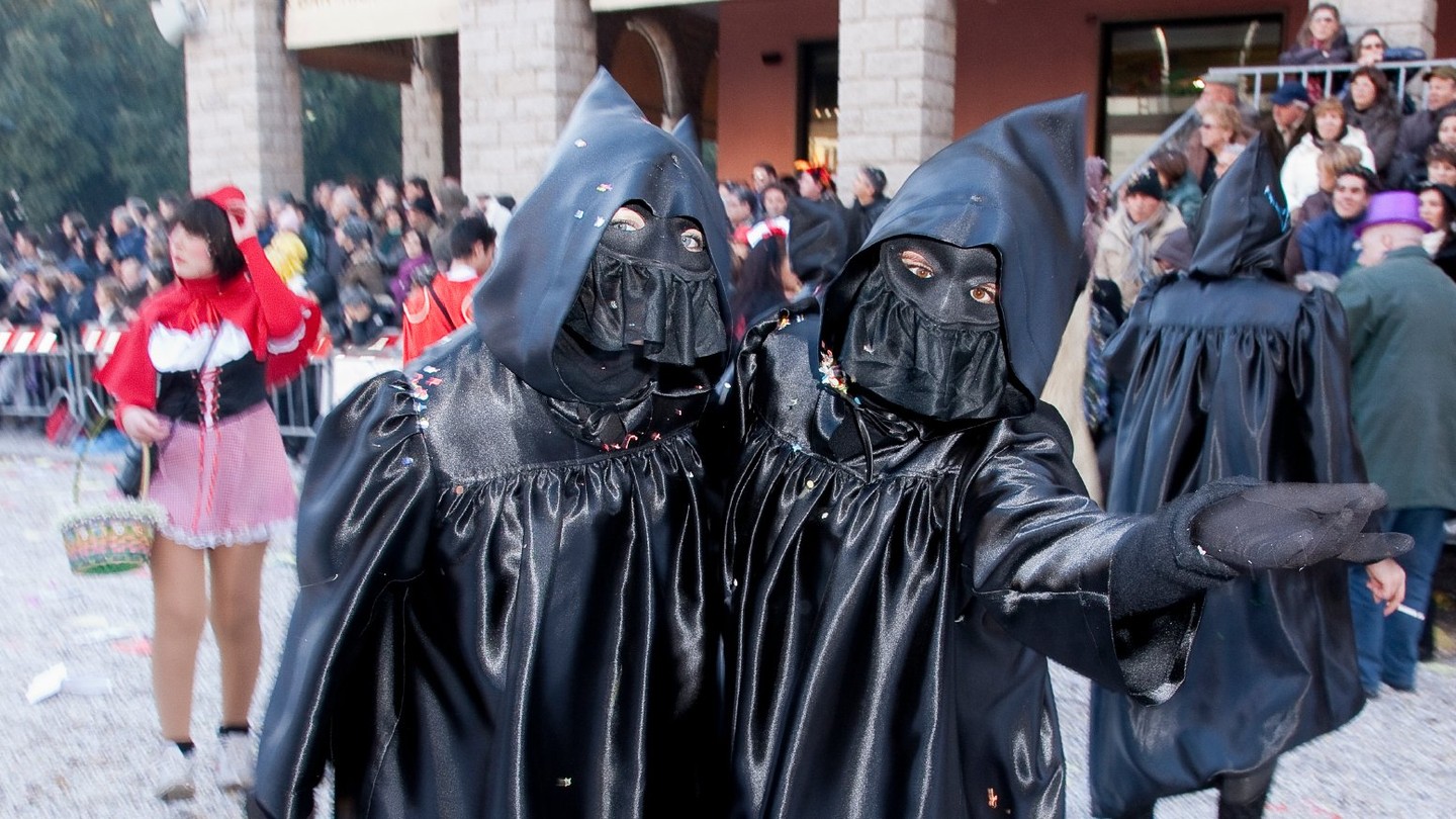 Exclusive Sardinia Tour: Carnival of Tempio Pausania - parades, masks, photo tour of a fiery finale