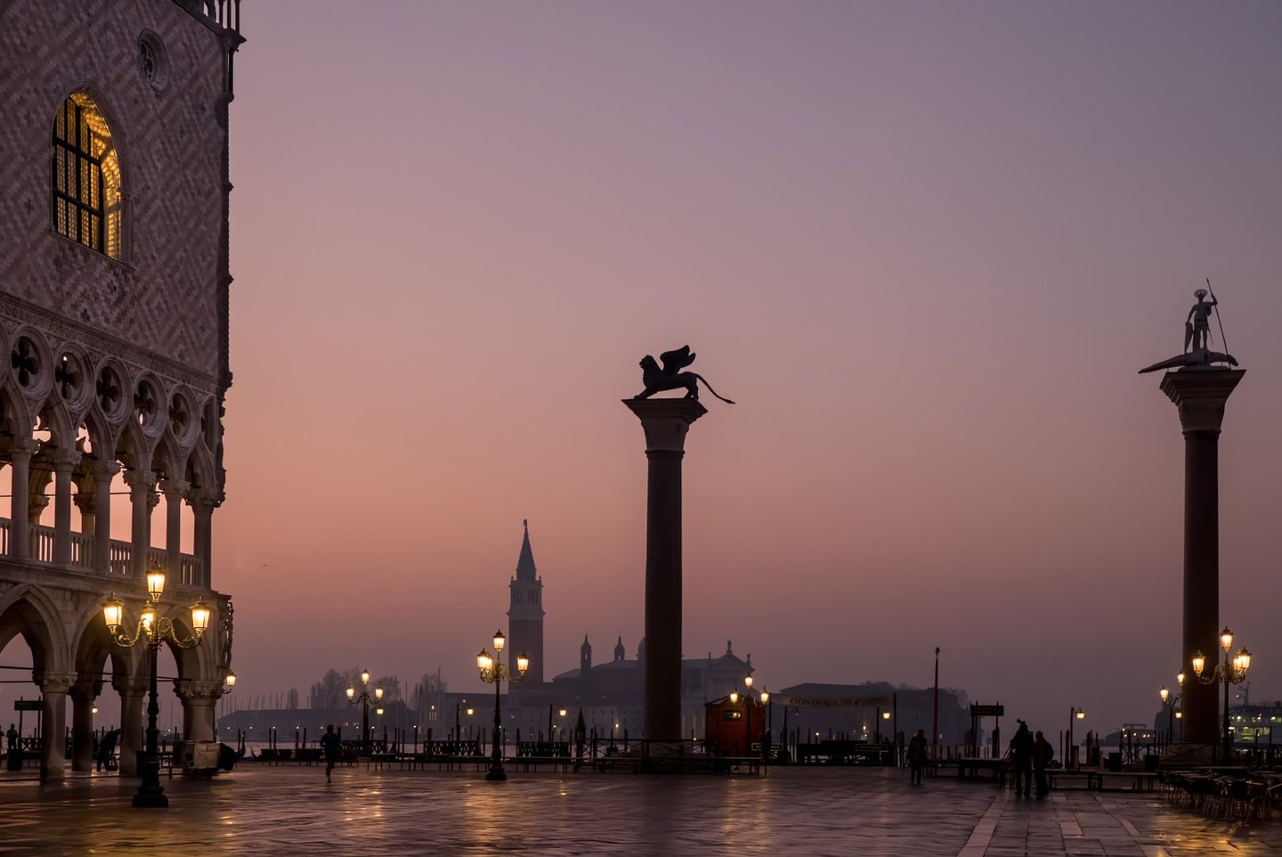 Uncover the vibrant colors of Venice in a 3-hour photo walk led by a seasoned photographer.