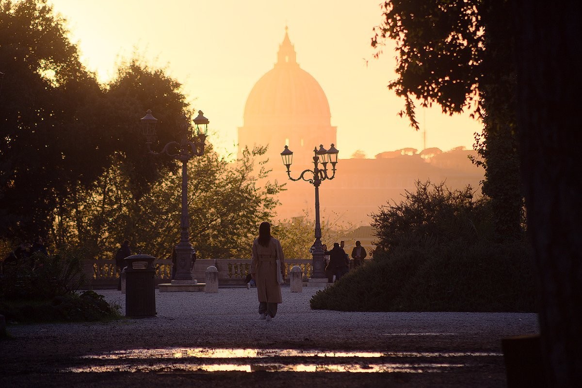 Evening Rome photographic walk with art, history, local food and Renaissance sites.