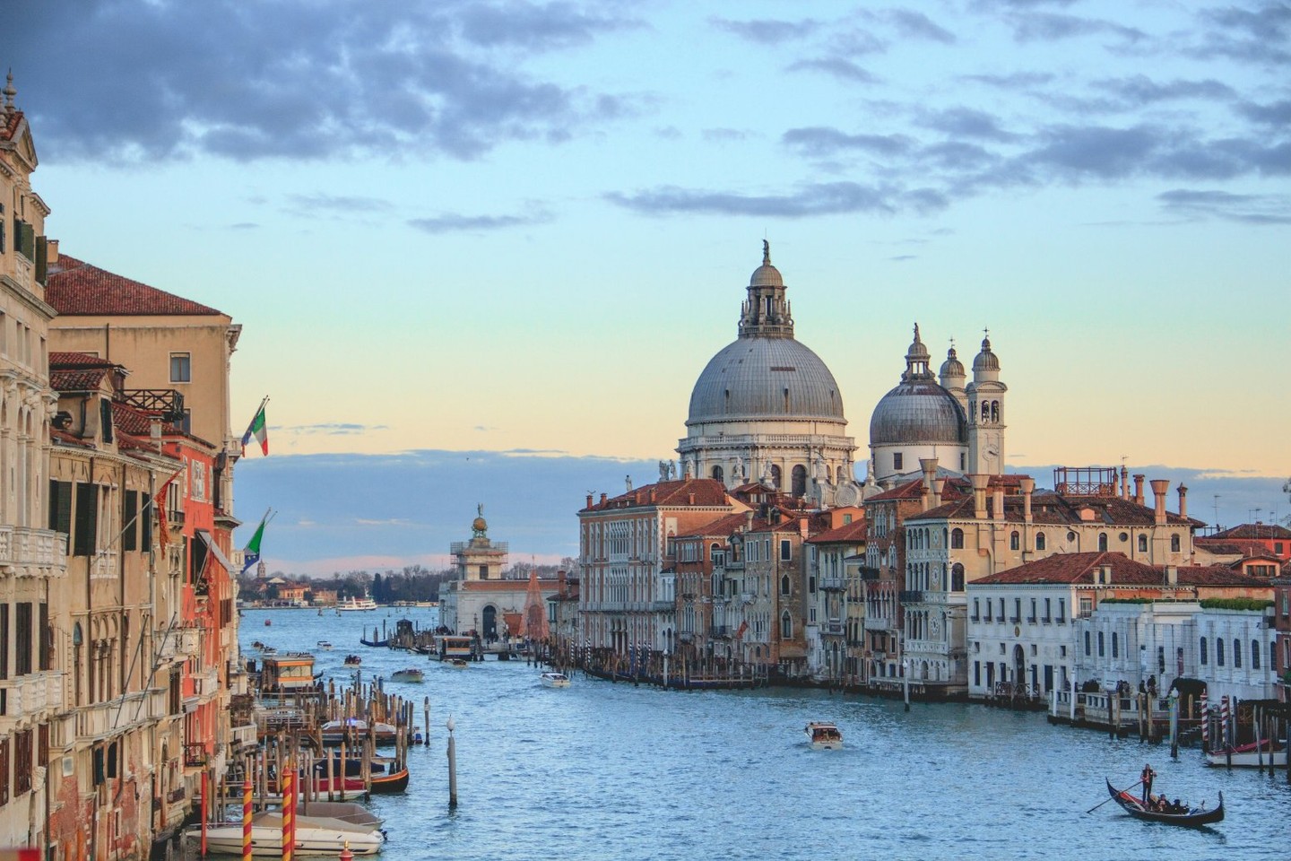 The city is also known for its vibrant arts scene, with numerous theaters, galleries, and museums su