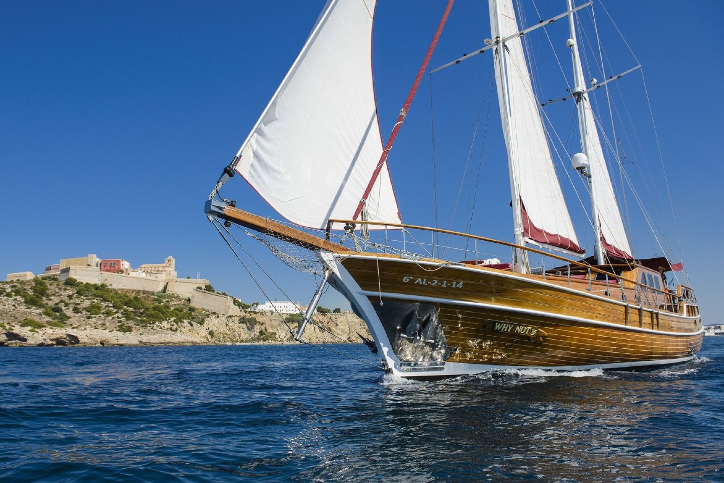 Splendid beaches, delicious cuisine, vibrant nightlife and lively fiestas all make Spain one of Euro